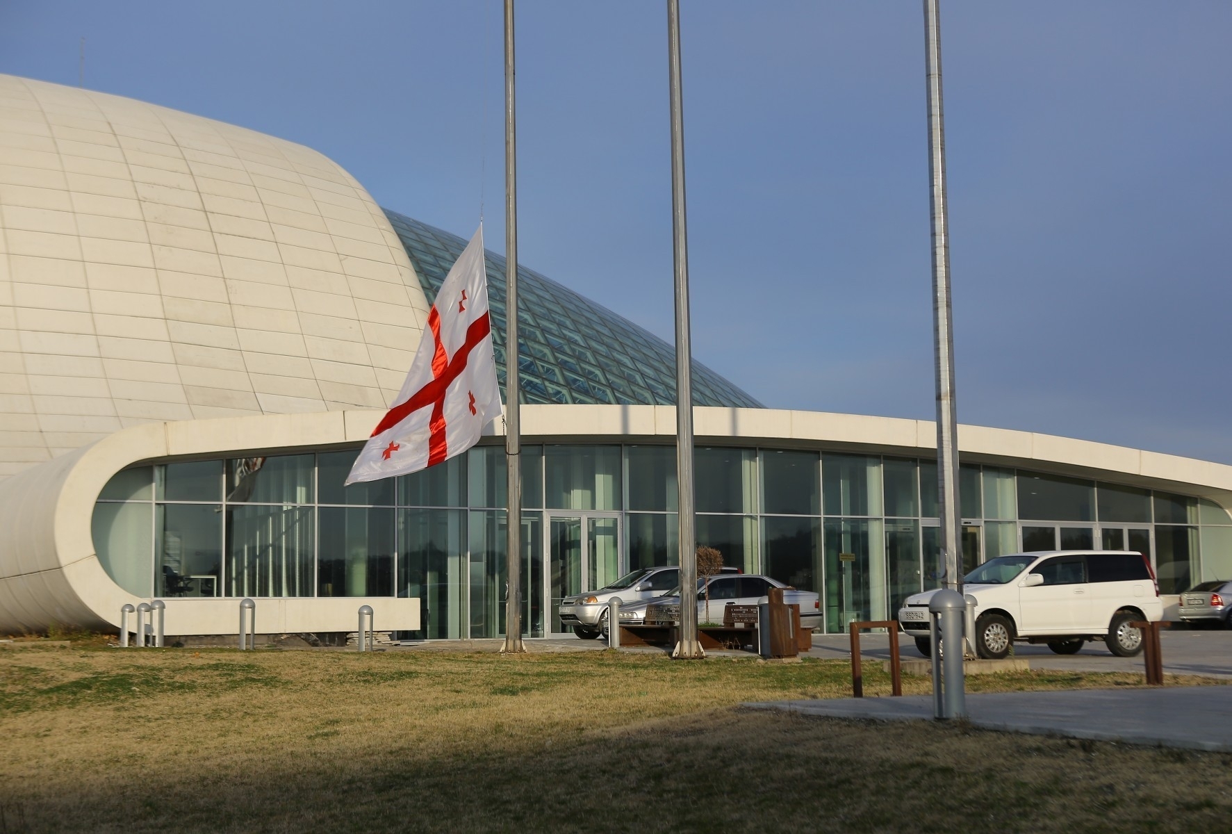 პარლამენტის თბილისისა და ქუთაისის სასახლეებზე, სოხუმის დაცემის 25-ე წლისთავზე, საქართველოს სახელმწიფო დროშები დაეშვა
