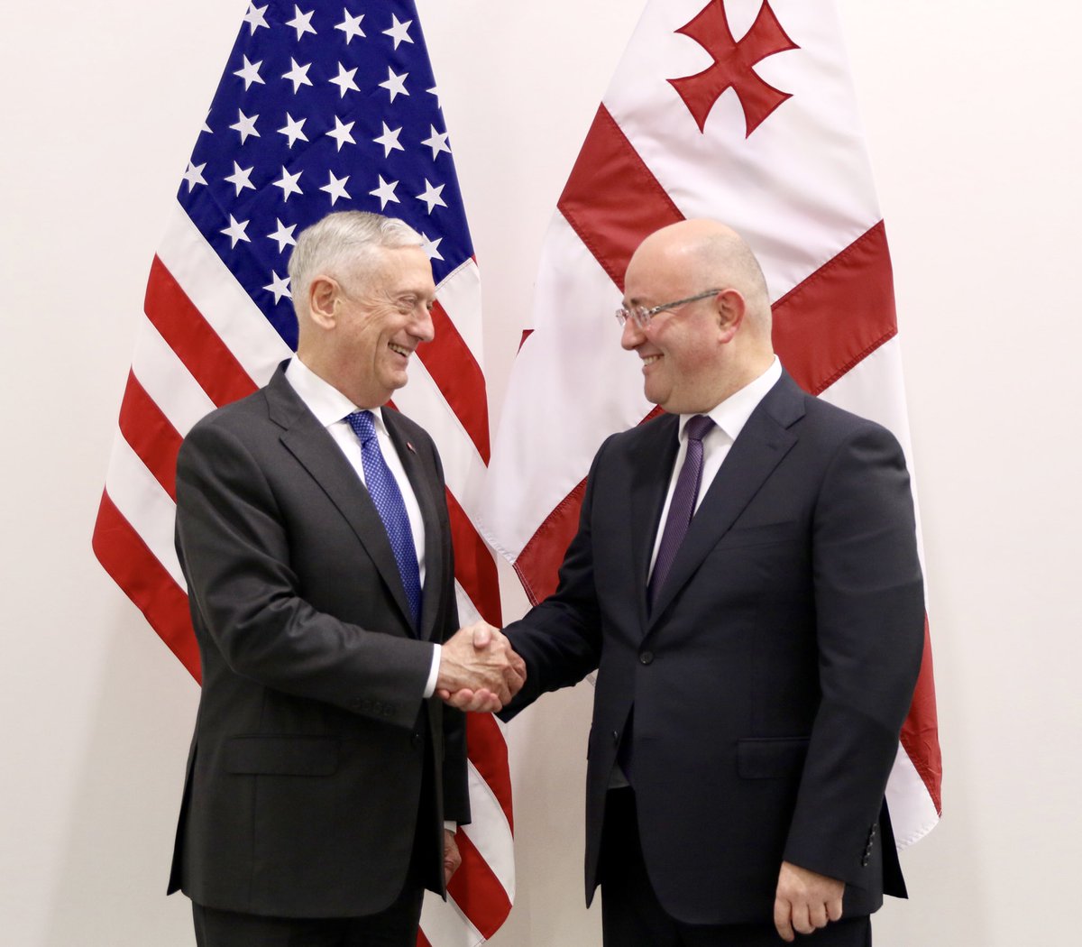 ლევან იზორია ნატოს შტაბ-ბინაში მიმდინარე თავდაცვის მინისტერიალის ფარგლებში აშშ-ის თავდაცვის მდივანს, ჯეიმს მატისს შეხვდა