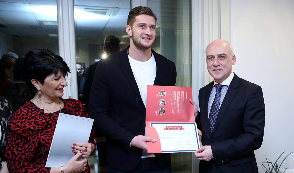 დავით ზალკალიანმა ნიკო შერაზადაშვილს ტურიზმის საპატიო ელჩის სიგელი გადასცა