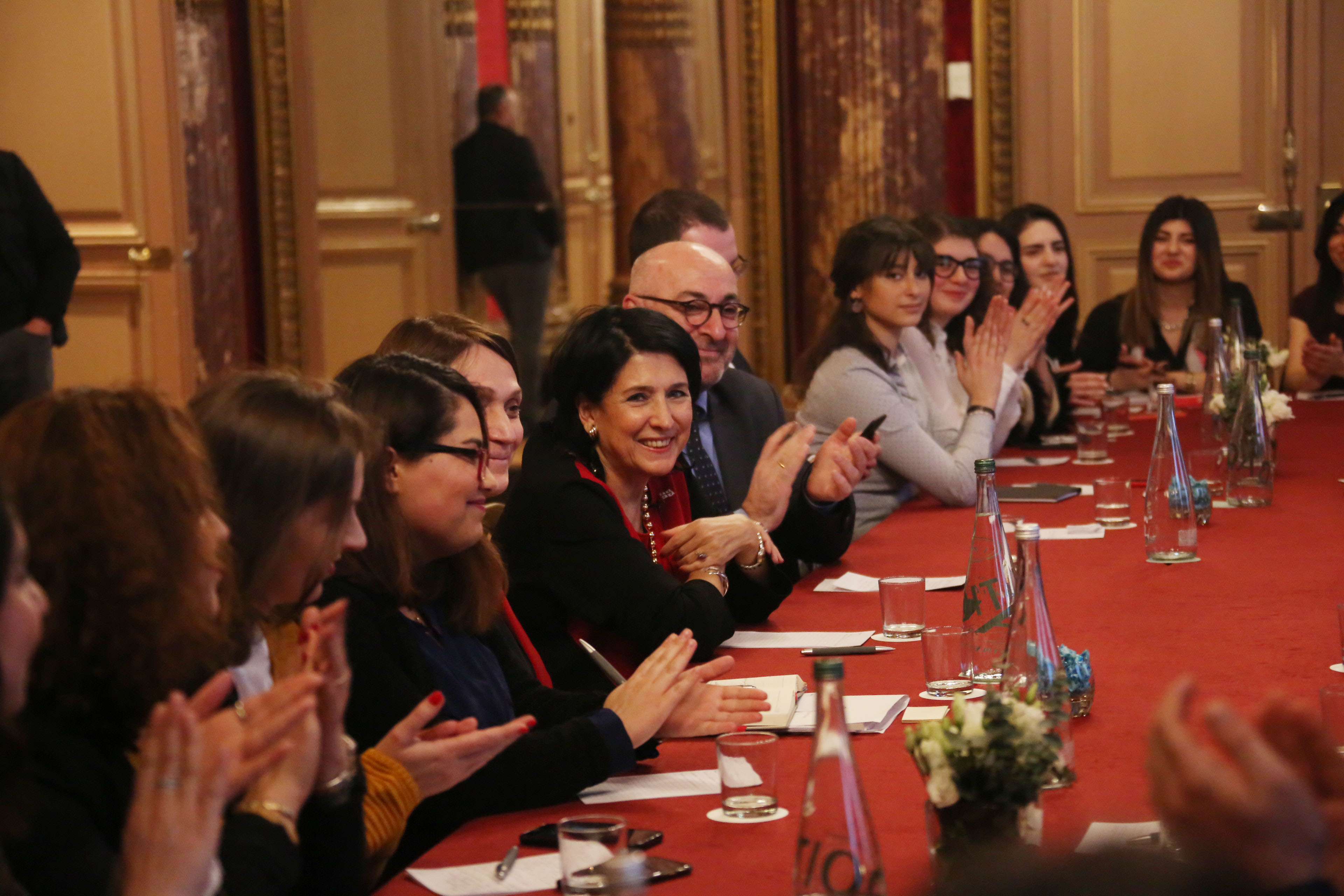 სალომე ზურაბიშვილი პარიზში ქართველ სტუდენტებს შეხვდა