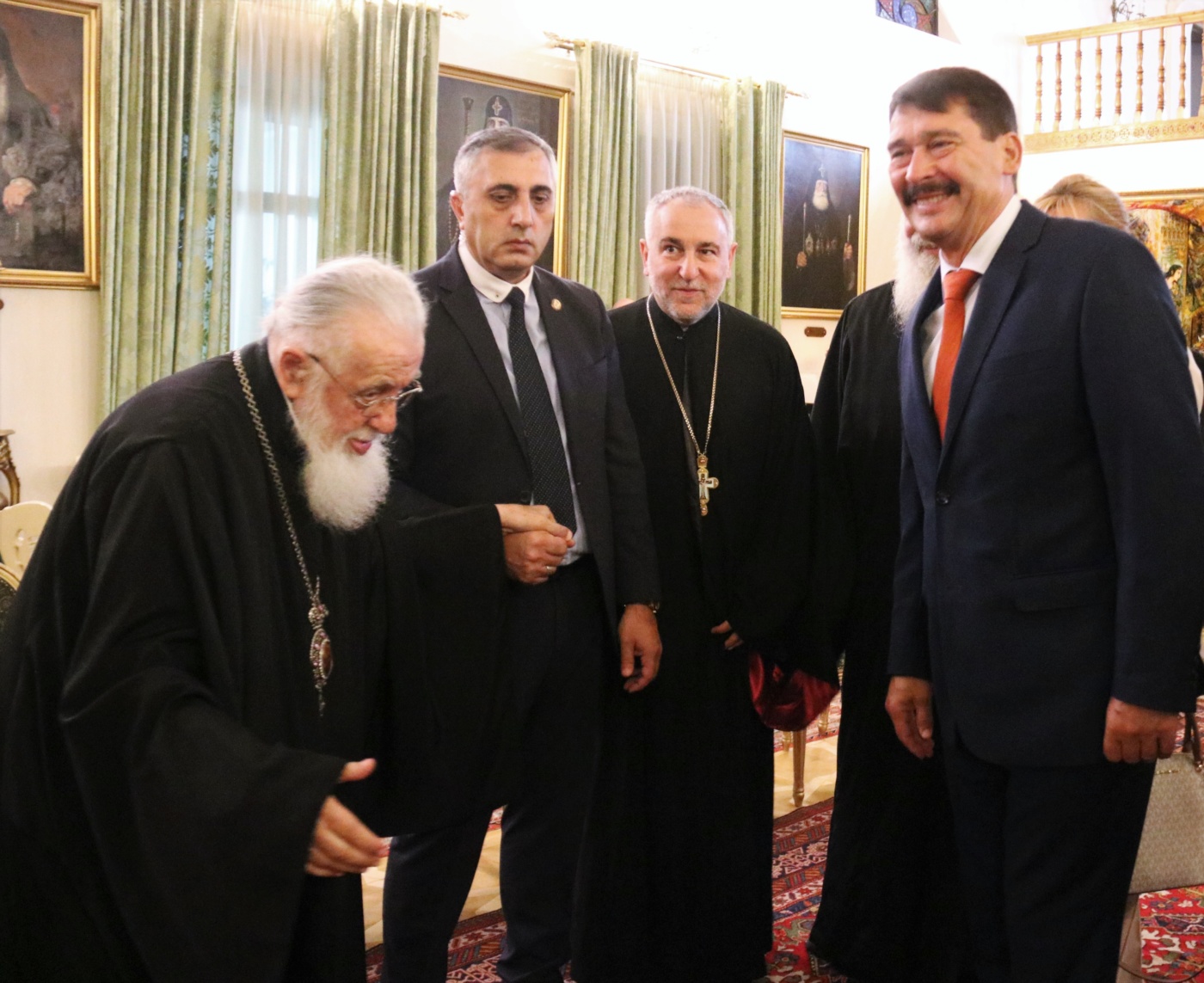 უნგრეთის პრეზიდენტმა ილია მეორესთან შეხვედრისას განაცხადა: ,,35 წელია, პოლიტიკურ მოღვაწეობას ვეწევი და მეგონა, ვეღარაფერი გამაკვირვებდა, მაგრამ გაკვირვებული ვარ ამ შეხვედრით”