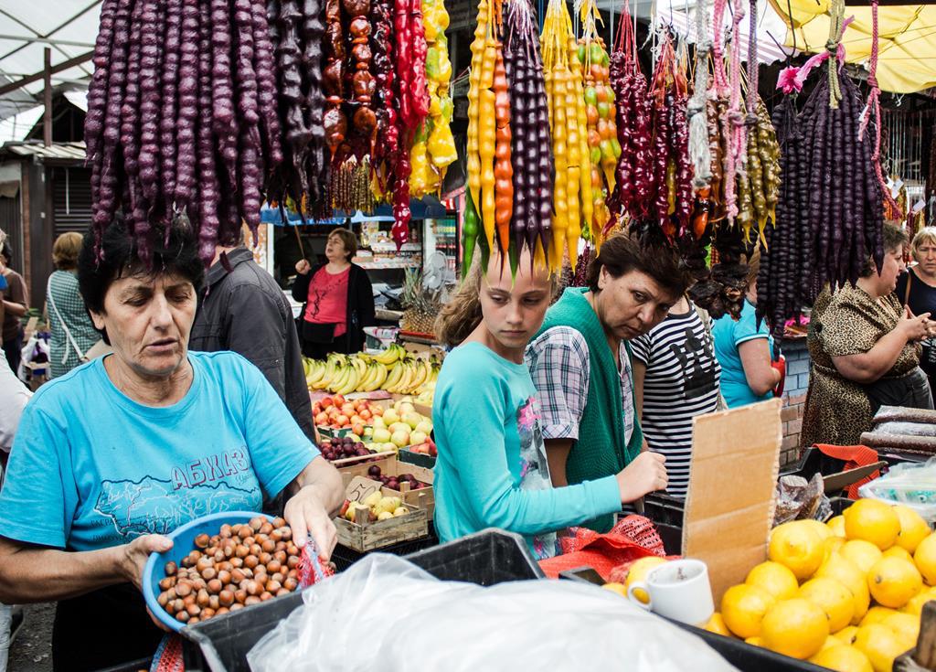 [ფოტოები] სოხუმის ბაზარი, ყველაზე კარგი ადგილია რეგიონის სინამდვილეზე დასაკვირვებლად